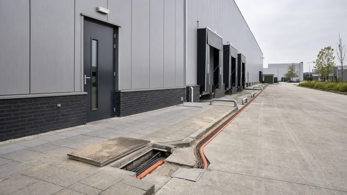 A Tilburg business park building shows a fibre route and building entry point for direct data transport.