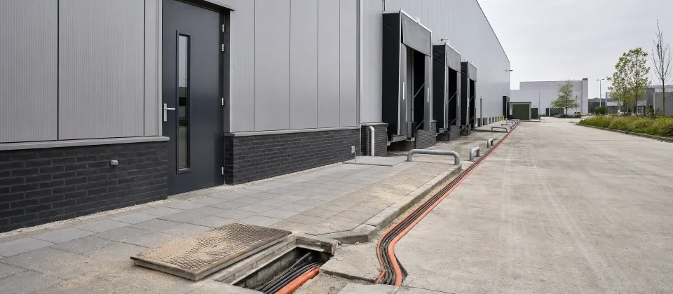 A Tilburg business park building shows a fibre route and building entry point for direct data transport.